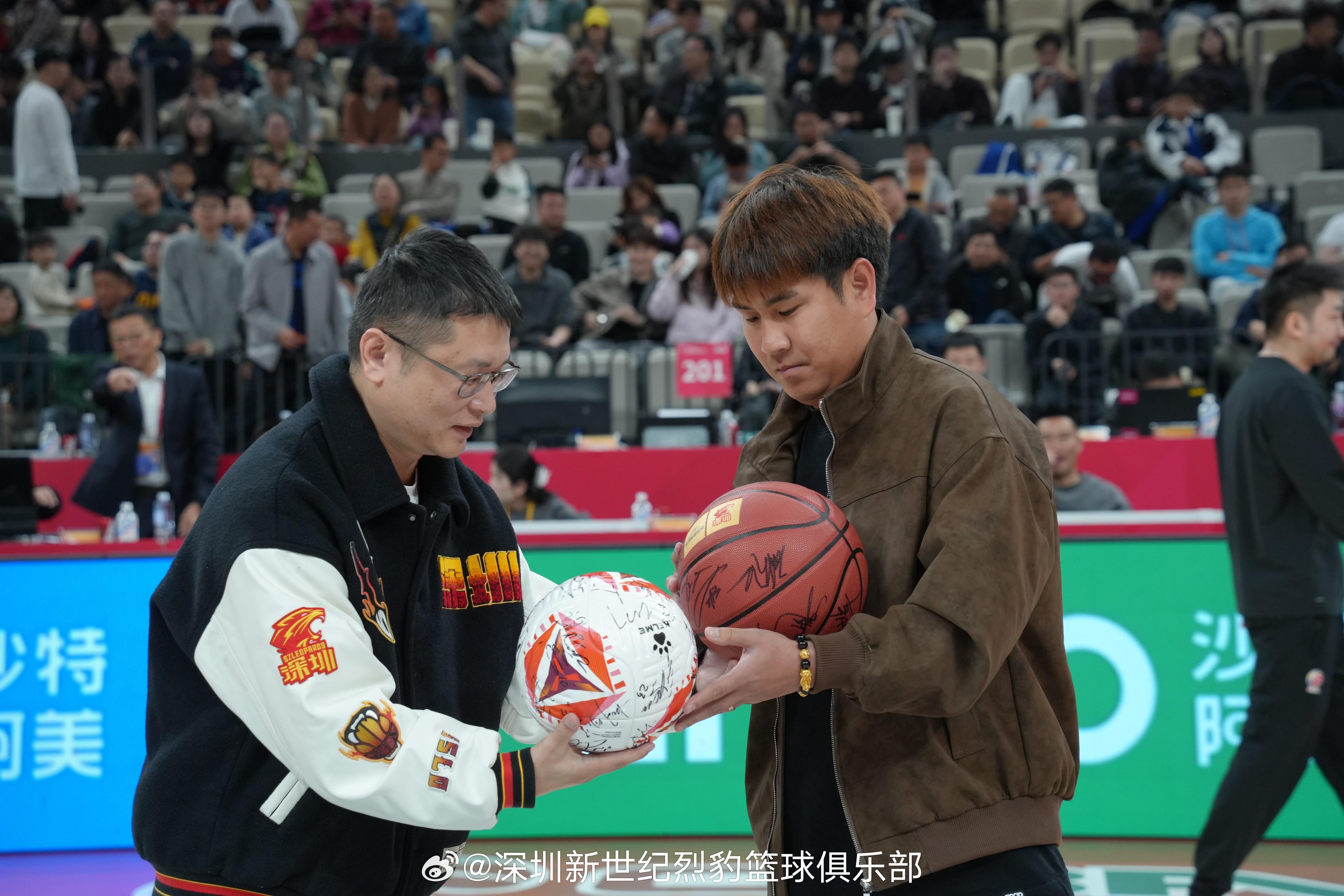 九游娱乐-深圳青年人全队现场观战深圳烈豹，双方还进行了礼物互换